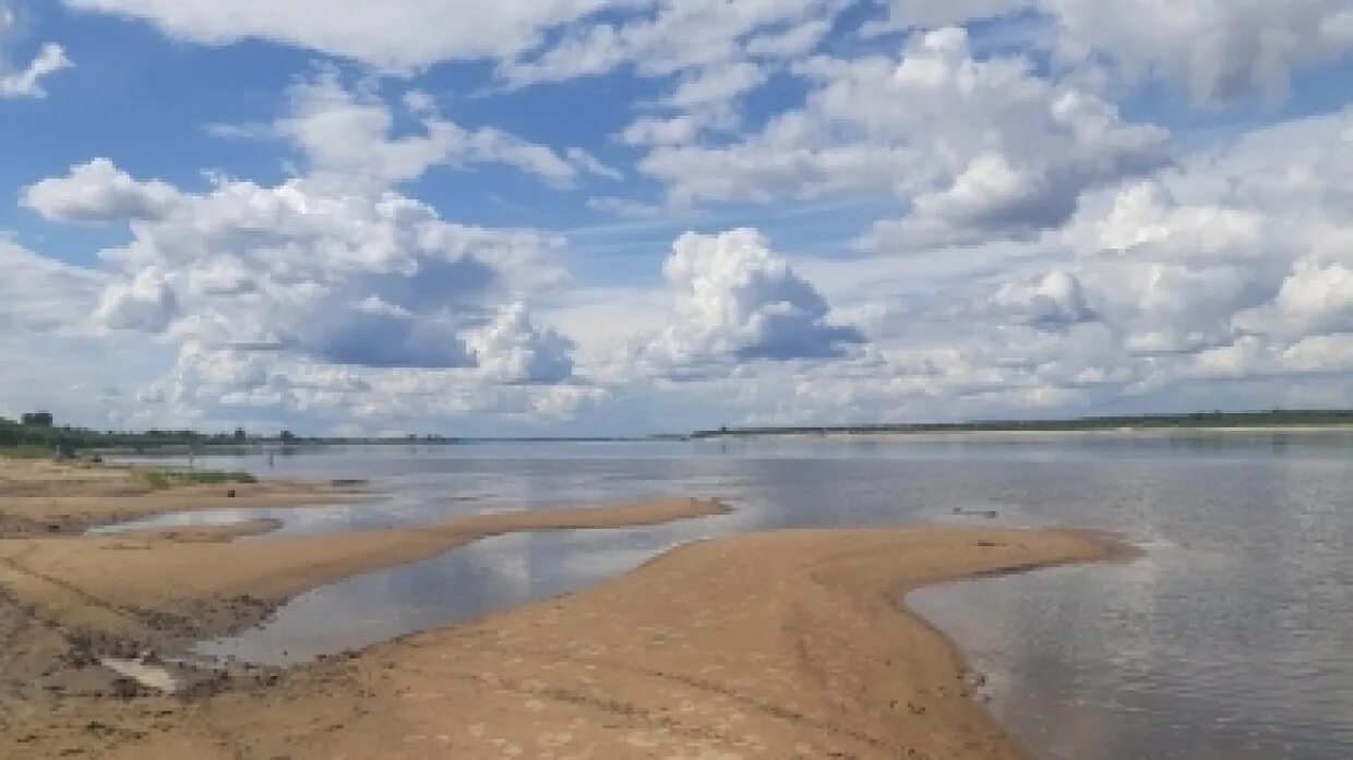 Уровень воды в северной двине. Поселок Березник Северная Двина. Буксир Двина Архангельск. Затопление Северной Двины. Котлас пляж Северная Двина.