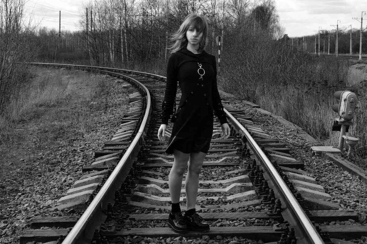 Подросток ходит в черном
