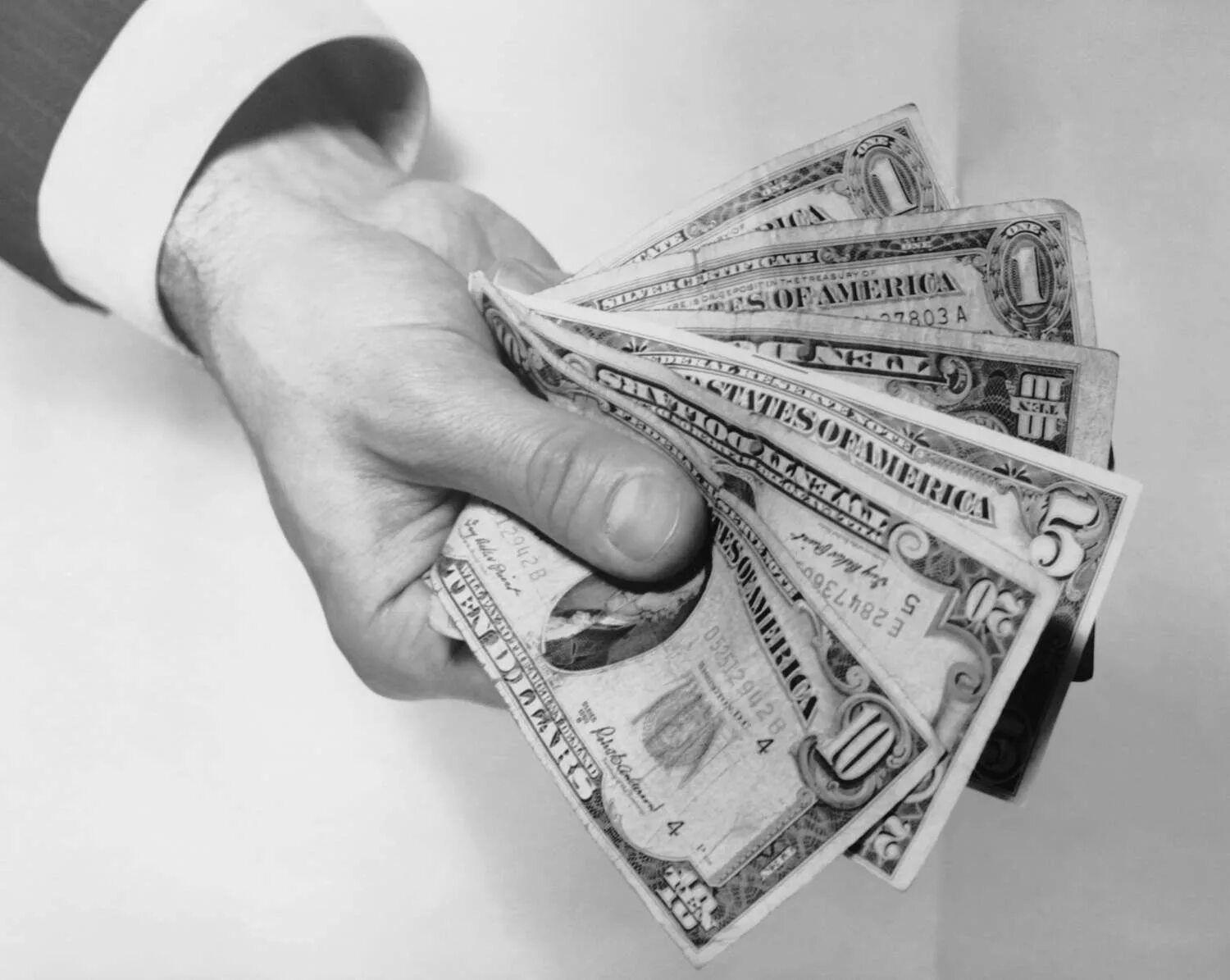 Черные деньги получить. Коррупция. Чернокожий на деньгах. Уоррен баффет рост. Обои с надписями на черном про деньги.