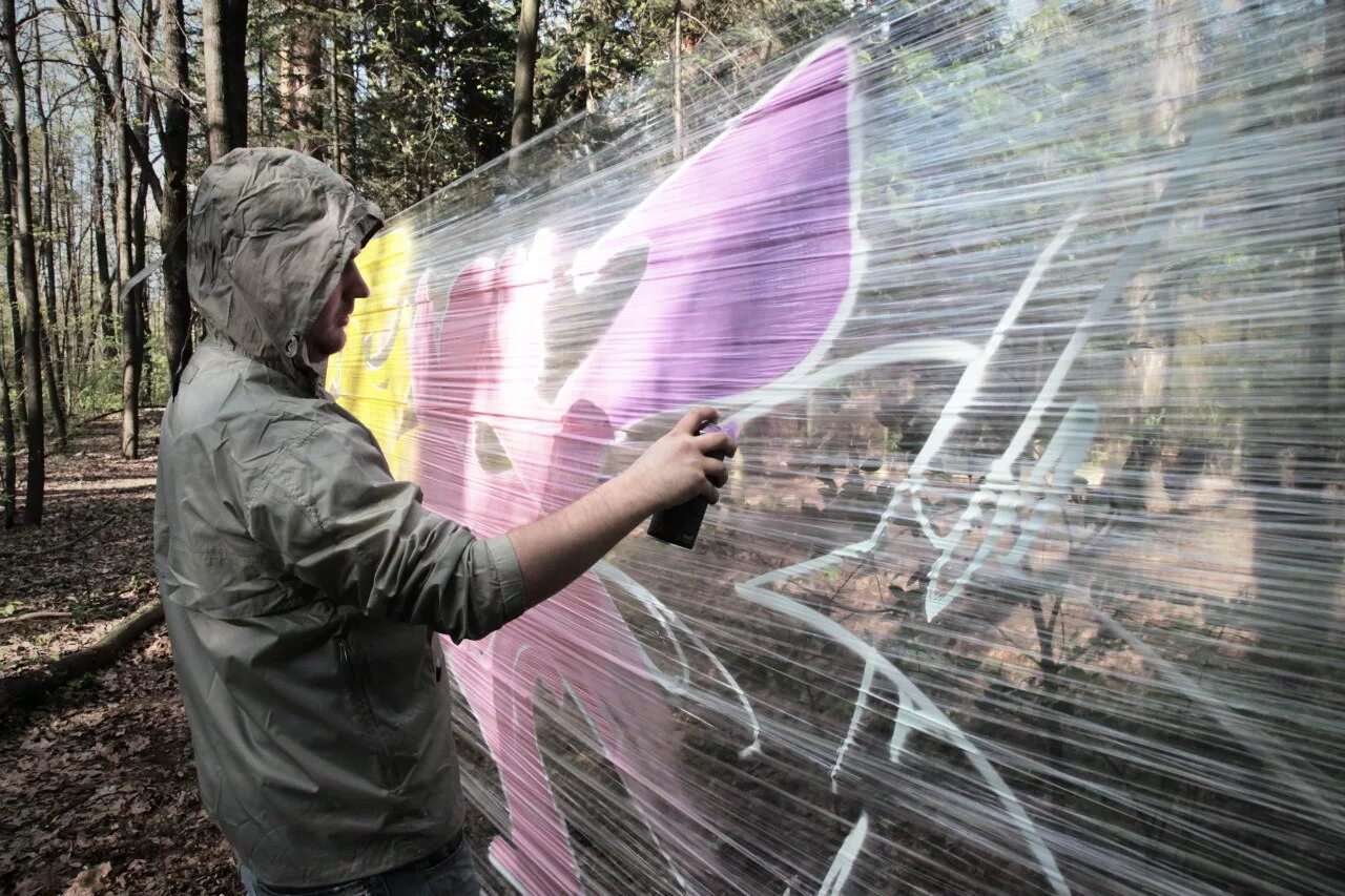 Граффити пленка. Пленка самоклеящаяся граффити. Граффити пленка. Граффити лес. Граффити лес.