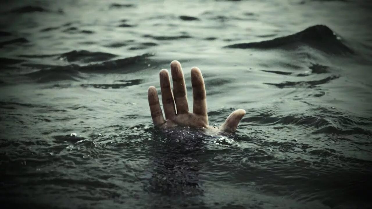 Мужчина утонул в море. Человек тонет в воде. Мужчина утонул в море. Плавать в море. Страх глубины.
