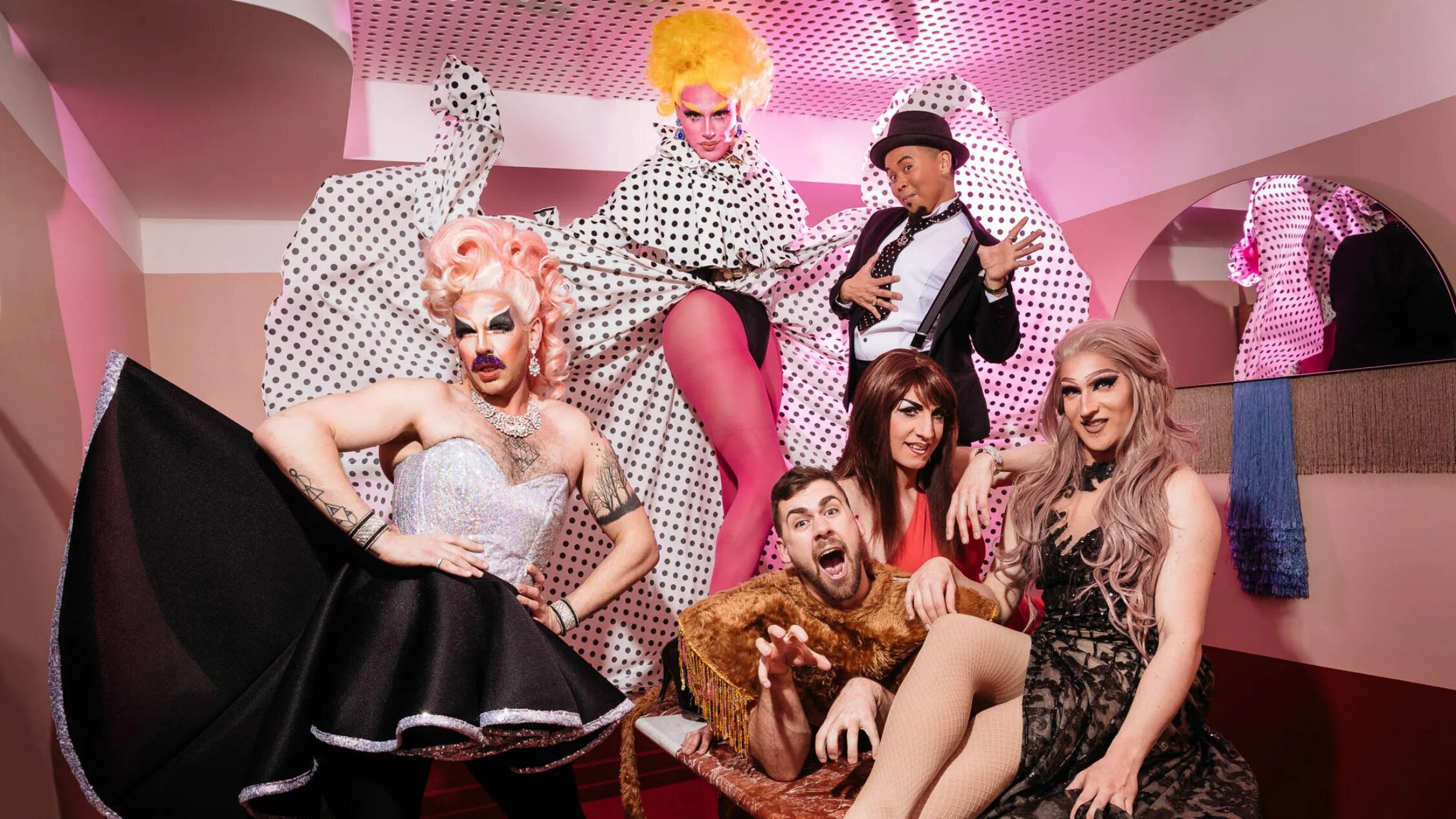 Драг квин шоу. Дрэг шоу. драг квин культура. drag queens шоу. ивлеева дрэг шоу.