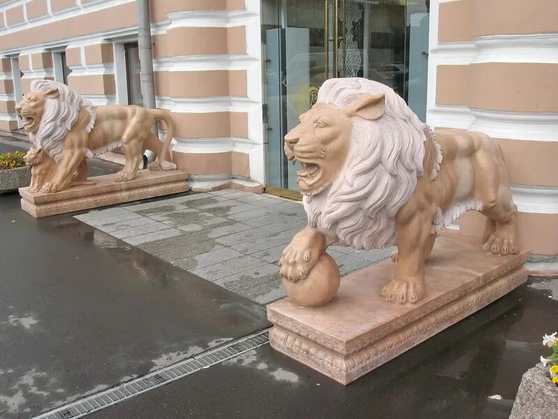 Храм христа спасителя львы. Статуя льва. Скульптура льва в санкт-петербурге. Где львы в москве. Московские львы в архитектуре.