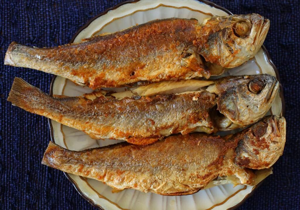 Как вкусно пожарить рыбу. Yellow corvina рыба. рыба жареная. северная рыба жареная. жарить рыбу без муки.