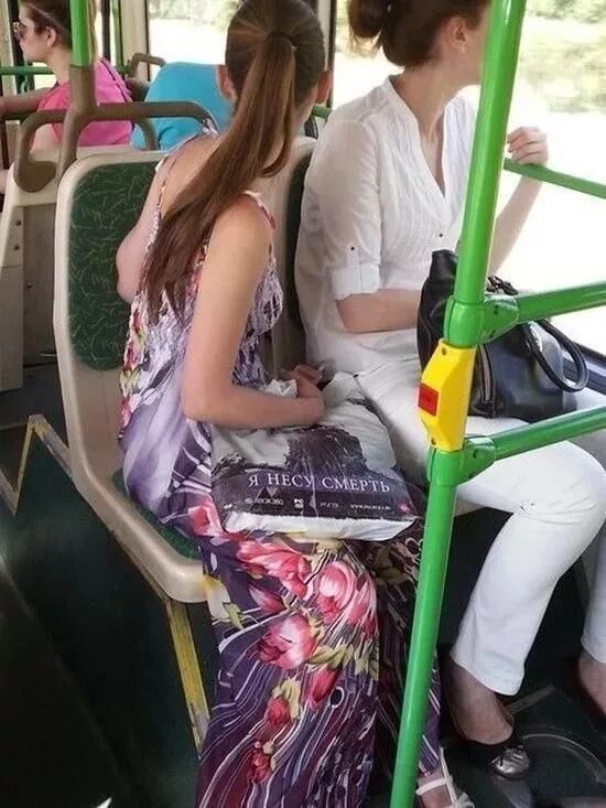 Показал в автобусе женщинам. Бабы в общественном транспорте. Автобус. Девушка в маршрутке. Девочки в транспорте.