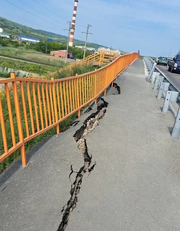 Мост мин воды Калиевский. Разрушенный мост. Мост через дорогу. Мост фото.