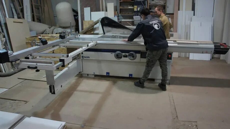 распил фрезеровка лдсп. деревообрабатывающий станок могилев иэ-6009. кромление лдсп на станке. цех по распилу мебели. распил лдсп.