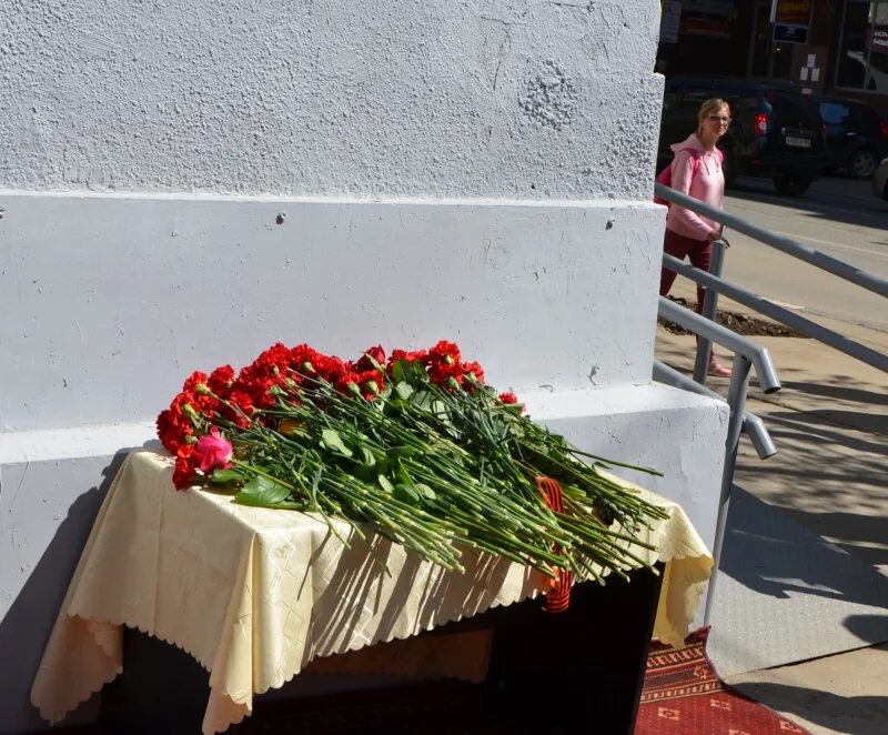 Стойка для возложения цветов. Полка для возложения цветов к мемориальной доске. Цветы под мемориальной доской. Для цветов для мемориальной доски. Где можно возложить цветы в спб