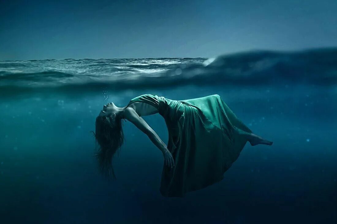 Вода падает в океане. Девушка тонет. Девушка в воде. Девушка под водой. Девушка тонет в воде.