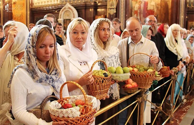 Служба яблочный спас в церкви. Яблочный спас в храме. яблочный спас традиции. пасха женщина у храма. яблочный спас гуляния.