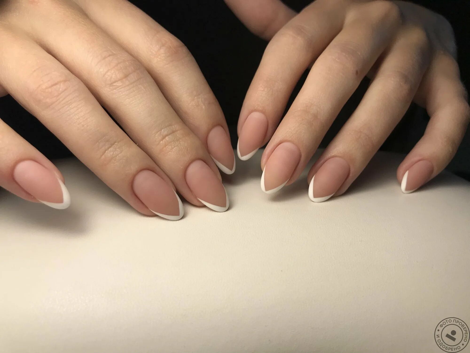 френч на длинные ногти миндалевидной 2020. маникюр френч на миндальную форму ногтей. выкладной френч классика. французский маникюр миндаль миндалевидные. френч 2021 миндаль с втиркой.