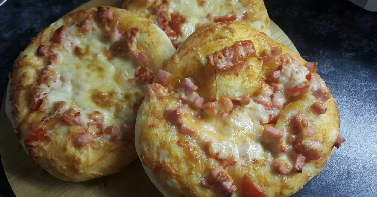 Лепешки с колбасой и сыром. Сырные лепёшки с сыром и колбасой. Лепешка с сыром и колбасой на сковороде. Лепешка с сыром и колбасой на сковороде. Блюда с колбасой и сыром на сковороде.