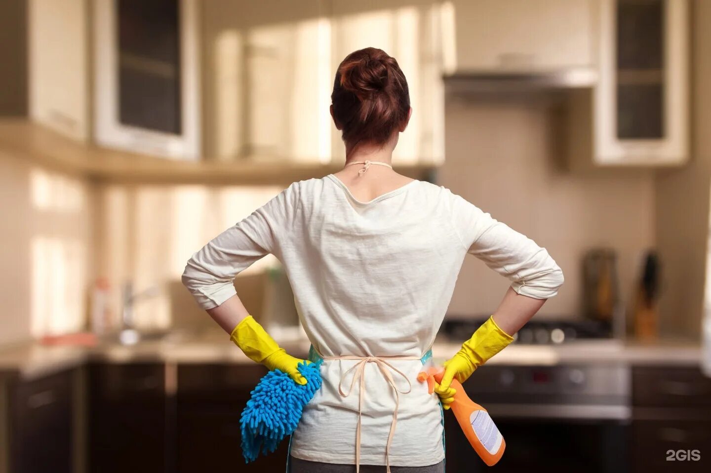 Woman cleaning. Уборка. Уборка квартир. Уборка в доме. Женщина убирается.