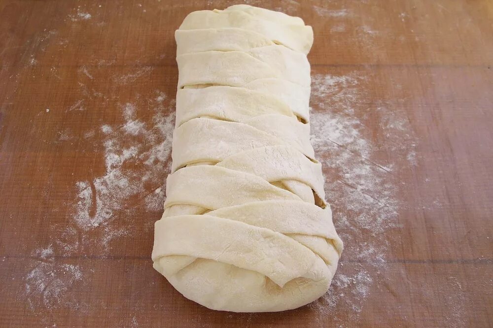 Пирожки с мясом из слоеного теста. Пирожки из слоёного теста с фаршем. Фарш в слоеном дрожжевом тесте. Мясо в слоеном тесте. Пирожки из слоеного дрожжевого теста.