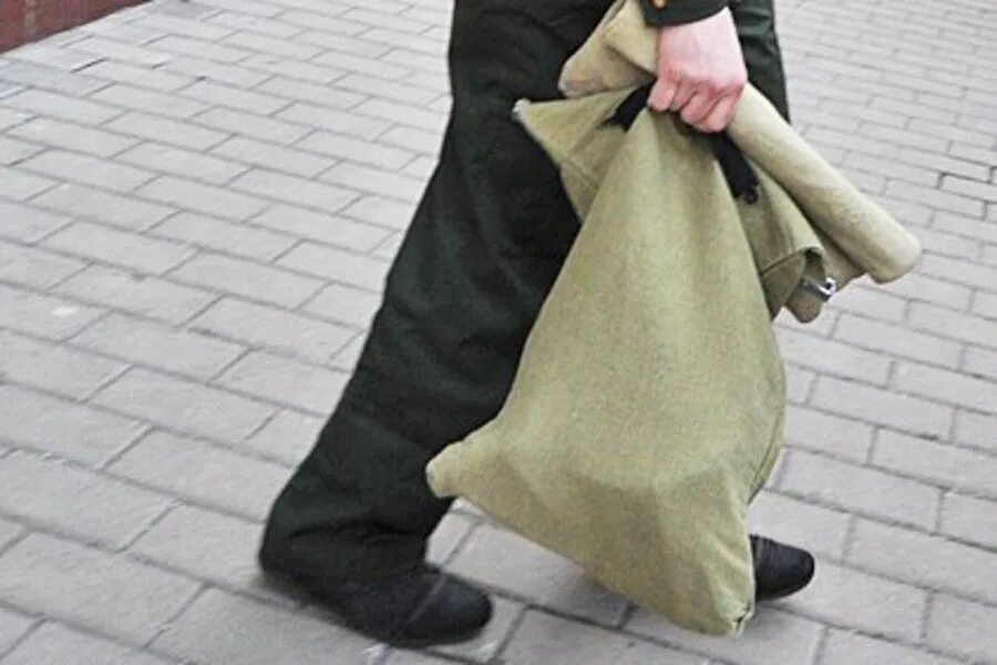 украл зерно. анекдоты про картофель. человек с мешком. черный мусорный пакет. украл мешок.