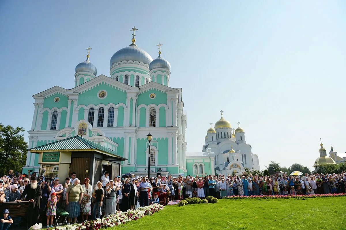 Храм дивеево бирюзовый. Свято-троицкий серафимо-дивеевский монастырь. Свято-троицкий серафимо-дивеевский женский монастырь карта. Дивеево монастырь паломнический кострома. Дивеево-нижний новгород монастырь.