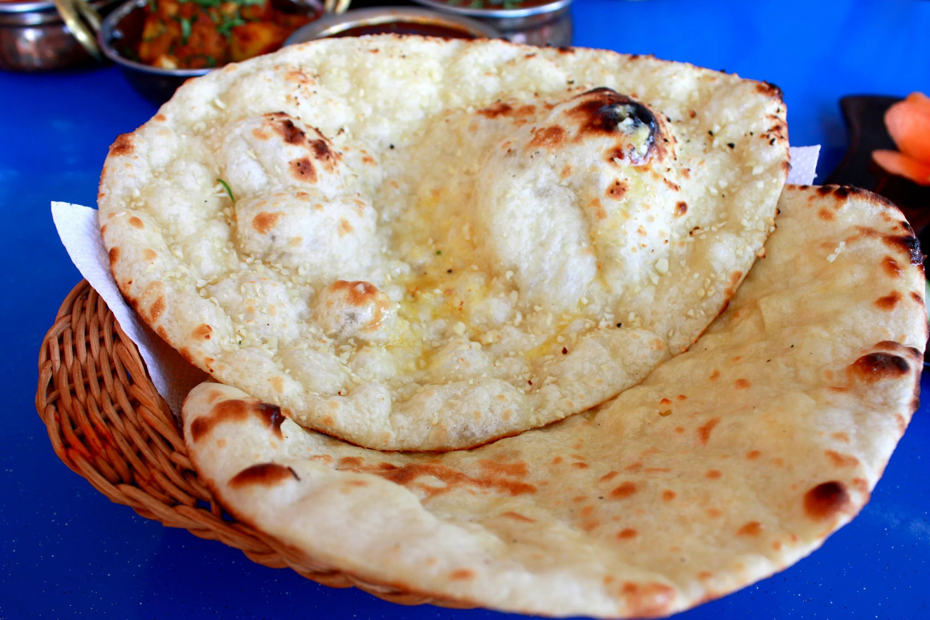 Лепешка со сметаной 6 букв. Cheese garlic Naan. Naan gnilling. Лепешки на сметане. Иранские лепешки.