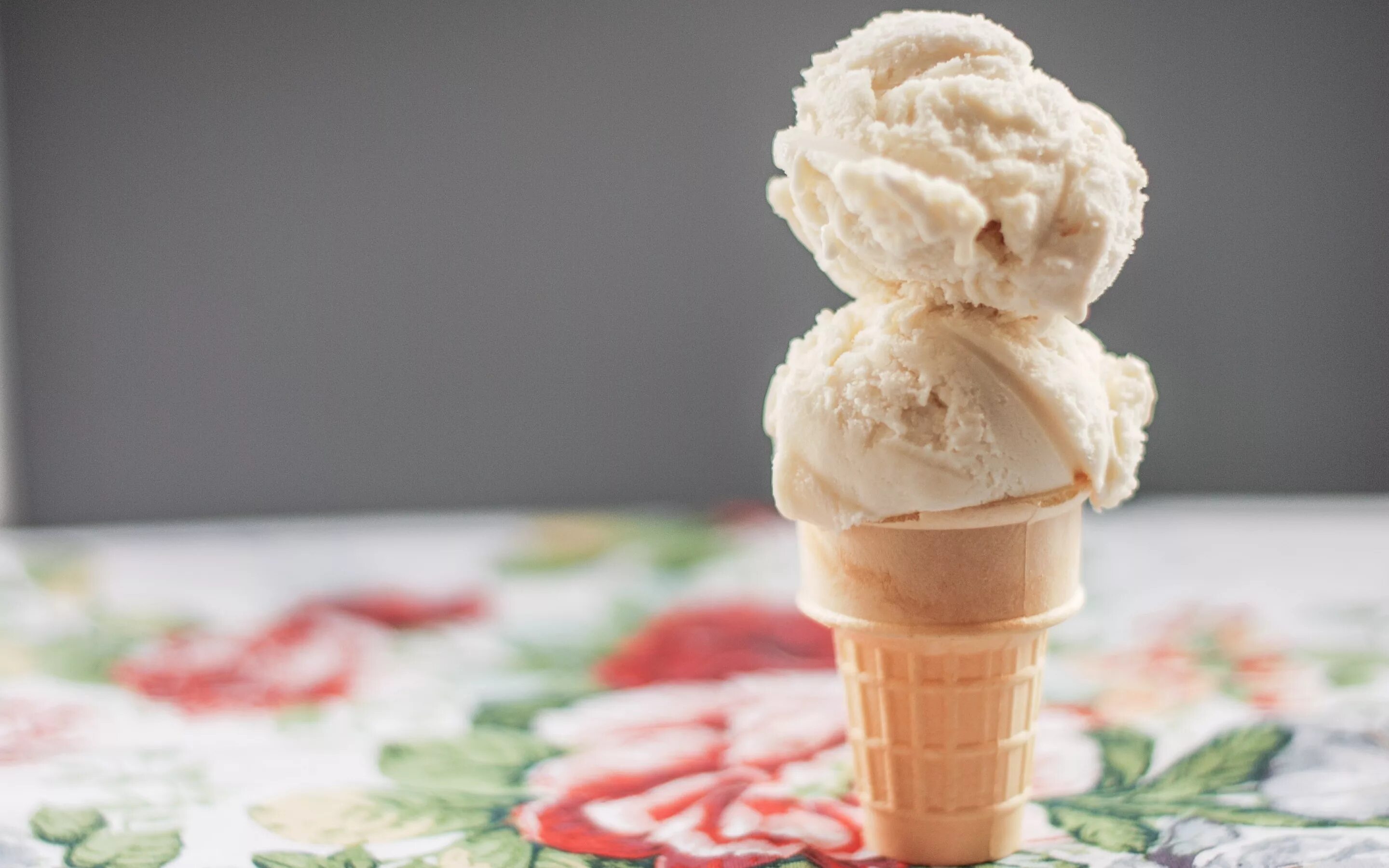 Мороженки 2. Мороженое крем брюле шарик. Красивое мороженое в стаканчике. Мороженое сливочное. Мороженое рожок.