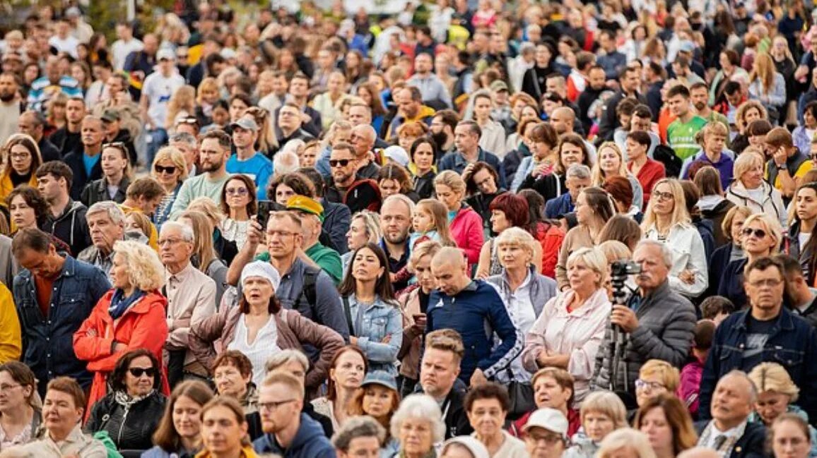 Население земли мужчины и женщины 2022. Население земли достигло 7 млрд. Толпа миллион человек. Перенаселение земли картинки. Перенаселение планеты.