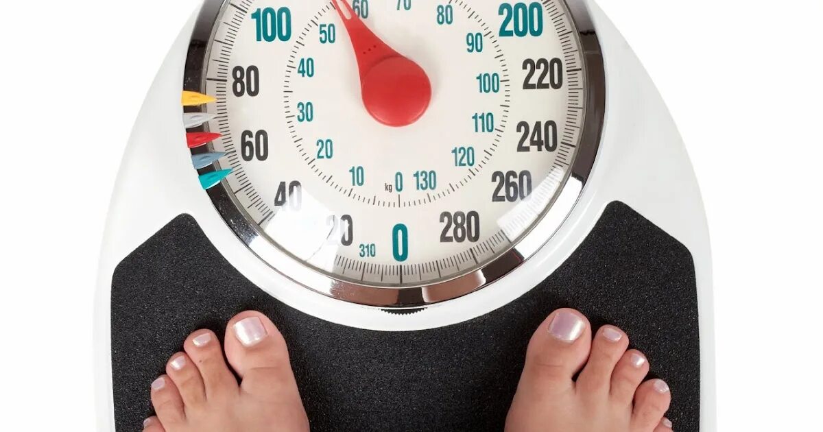 Весы с индексом массы тела. Поддержание нормального веса. Лишний вес на весах. Человек на весах. Весы похудение.