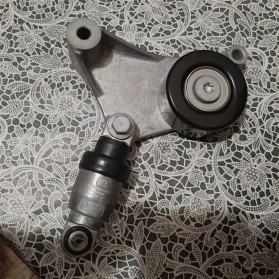 Обводной ролик 2gr. Ролики камри 40. Toyota 16620-0h021. Натяжитель тойота камри 40. Натяжной ролик тойота камри 40.