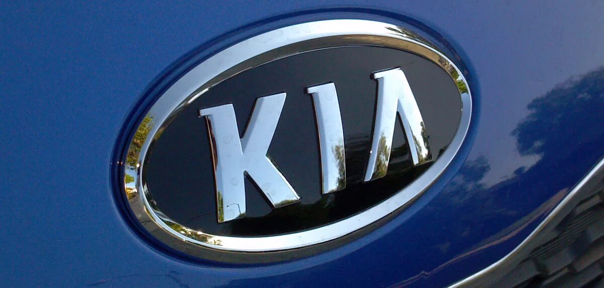 Hyundai kia производитель. Эмблема Киа. Новый значок Киа на машине. Значок Киа Рио. Киа Спортейдж логотип.