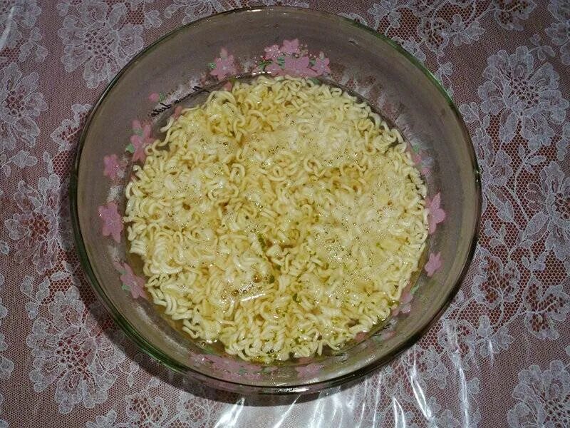 Салат из лапши роллтон. Салат с лапшой роллтон и колбасой. Салат роллтон колбаса огурец. Салат с вермишелью роллтон. Доширак салат.