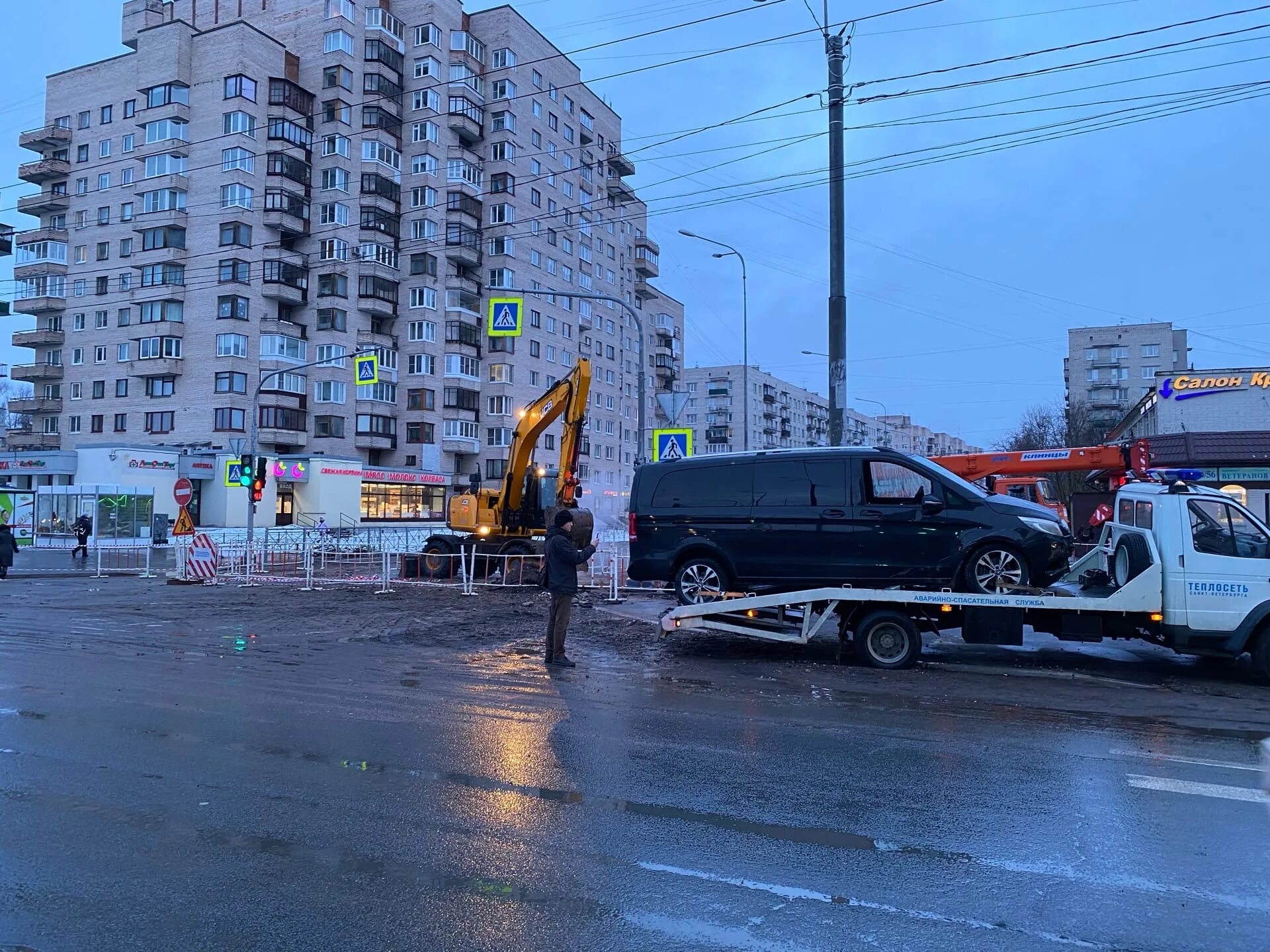 Несчастный случай санкт петербург. Прорыв трубы на лени Голикова. Машина провалилась в кипяток Санкт Петербург. Санкт Петербург Лёни Голикова парень провалился в яму с кипятком. Машина провалилась под асфальт Санкт-Петербург.