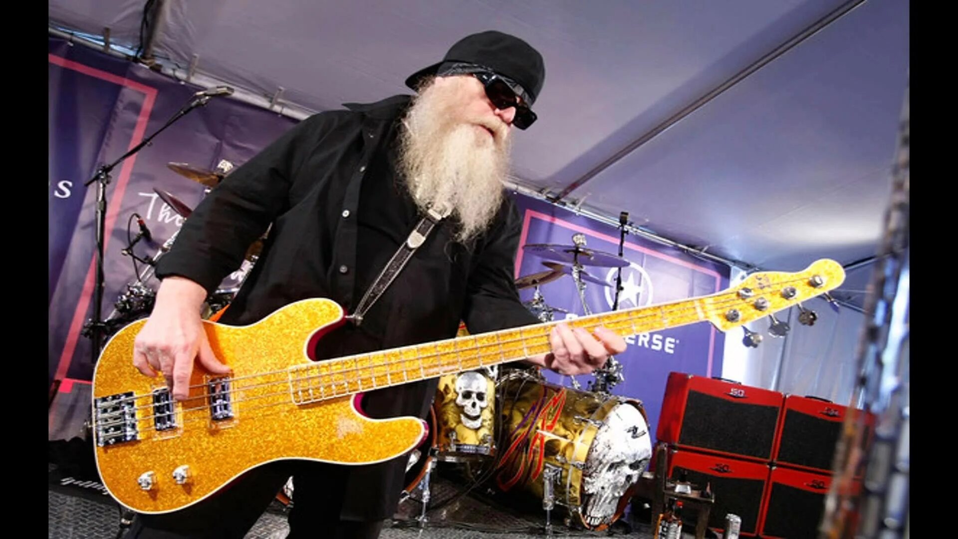 Старые бассы. Дасти Хилл. ZZ Top бас гитарист. Dusty Hill ZZ Top. Дасти Хилл американский музыкант.