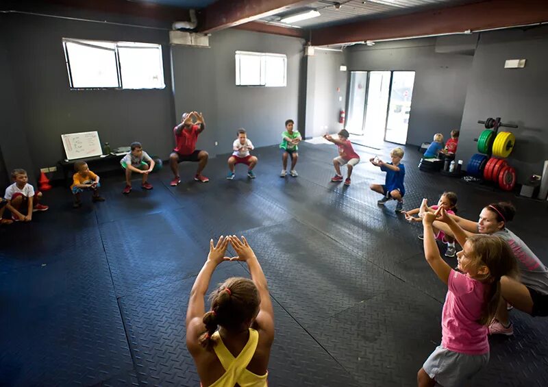 интерьер спортивного зала в детском саду. детские тренажерные залы. спортивный центр для детей. подростки в спортзале. детский тренажерный зал.