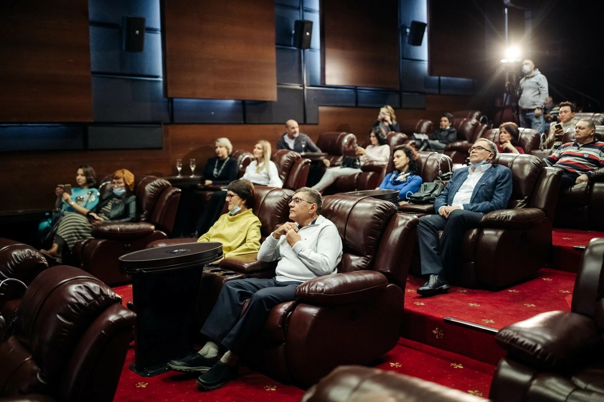 Какой кинотеатр сегодня работает. Красивый кинотеатр. Дон отелло зал. Кинотеатр. Кинолюбители фото.