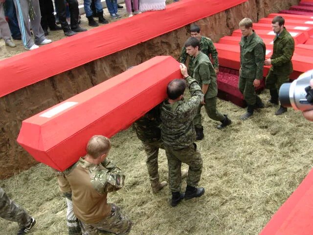 Эхо последние новости. Мемориал жестяная горка Новгородская область. Жестяная горка Новгородская область геноцид. Деревня жестяная горка Новгородской области. Жестяная горка Батецкий район.