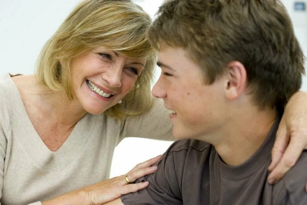 Мама молодого парня. Подростки и родители. Мама и подросток. Мама беседует с подростком. Любовь родителей к подросткам.