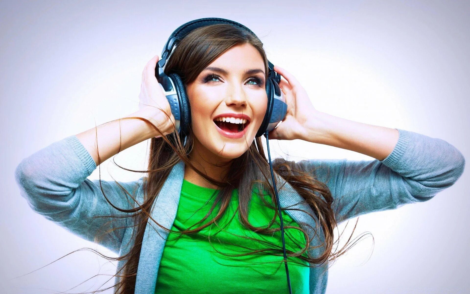 Человек в наушниках. Красивая девушка в наушниках. Парень в наушниках. Девушка в наушниках диджей. Фотосессия с наушниками.