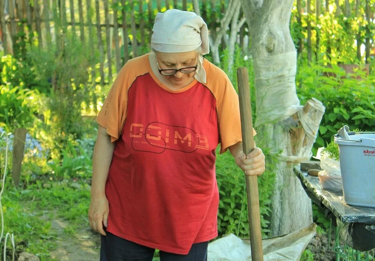 У бабушки на даче есть. Пожилая женщина на даче. пожилые граждане.