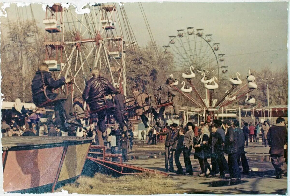 Парк горького в 90-е годы аттракционы. Парк горького в 90-е годы аттракционы. Парк горького в 90. Парк горького москва американские горки. Парк горького москва 90-е.