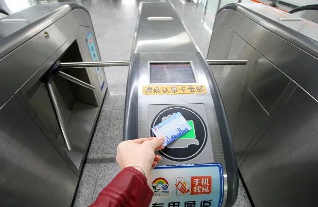 Как проходить через турникет с электронным билетом. Турникет в метро. турникеты по карточкам. проход через турникет на электричку. турникеты метро для жетонов.