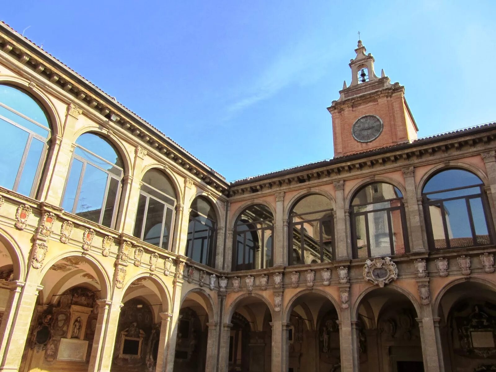 Самые первые университеты появились в. Болонский университет University of Bologna. Средневековый университет в Болонье. Болонский университет 1088. Университет в Болонье в средние века.