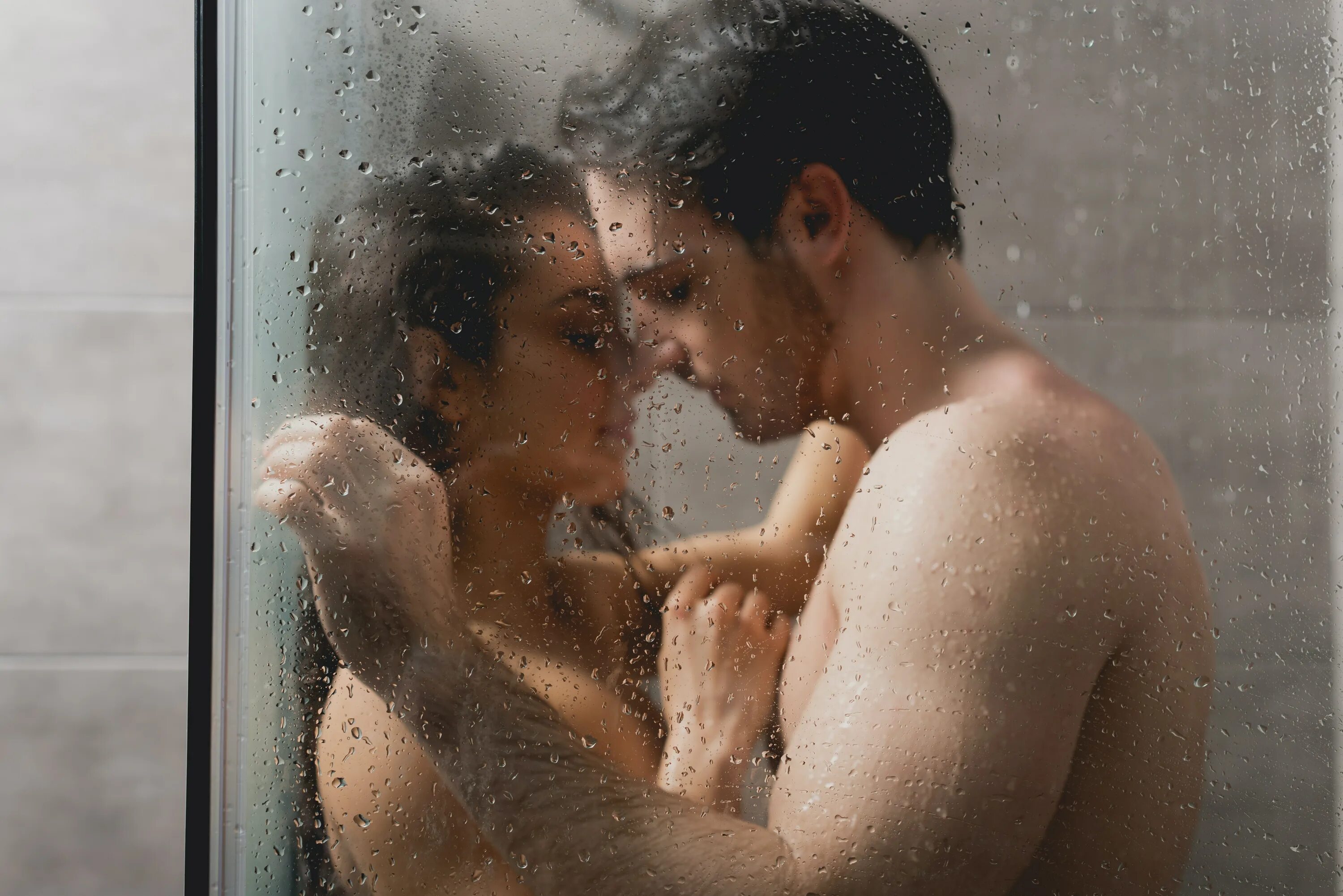 Душа есть душа гол. Мужчина и женщина под душем. Поцелуй под душем. Фотосессия в душе. Парочка в душе.
