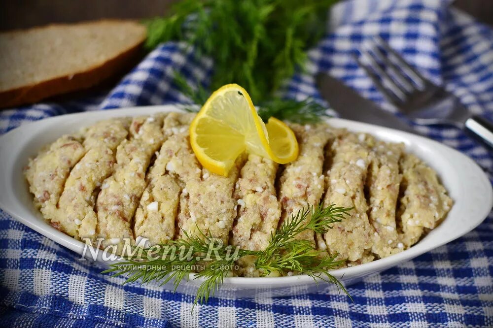 Форшмак значение. Форшмак картофельный с сельдью. форшмак с картофелем и сельдью. форшмак подача на стол. подача селедки с форшмаком и картошкой.