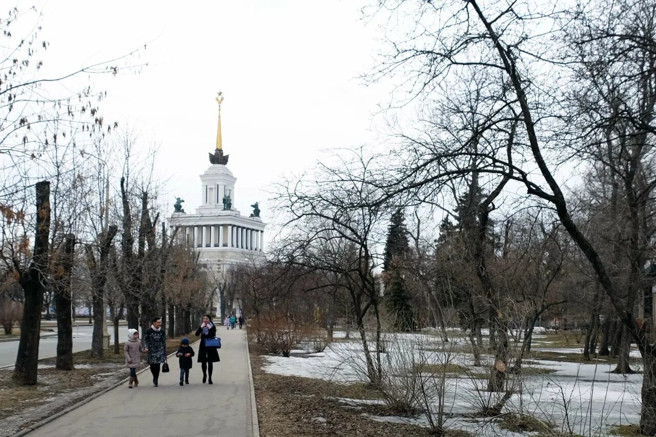 Кольцевая дорога ВДНХ. ВДНХ весной. ВДНХ дороги. Кольцевой вднх