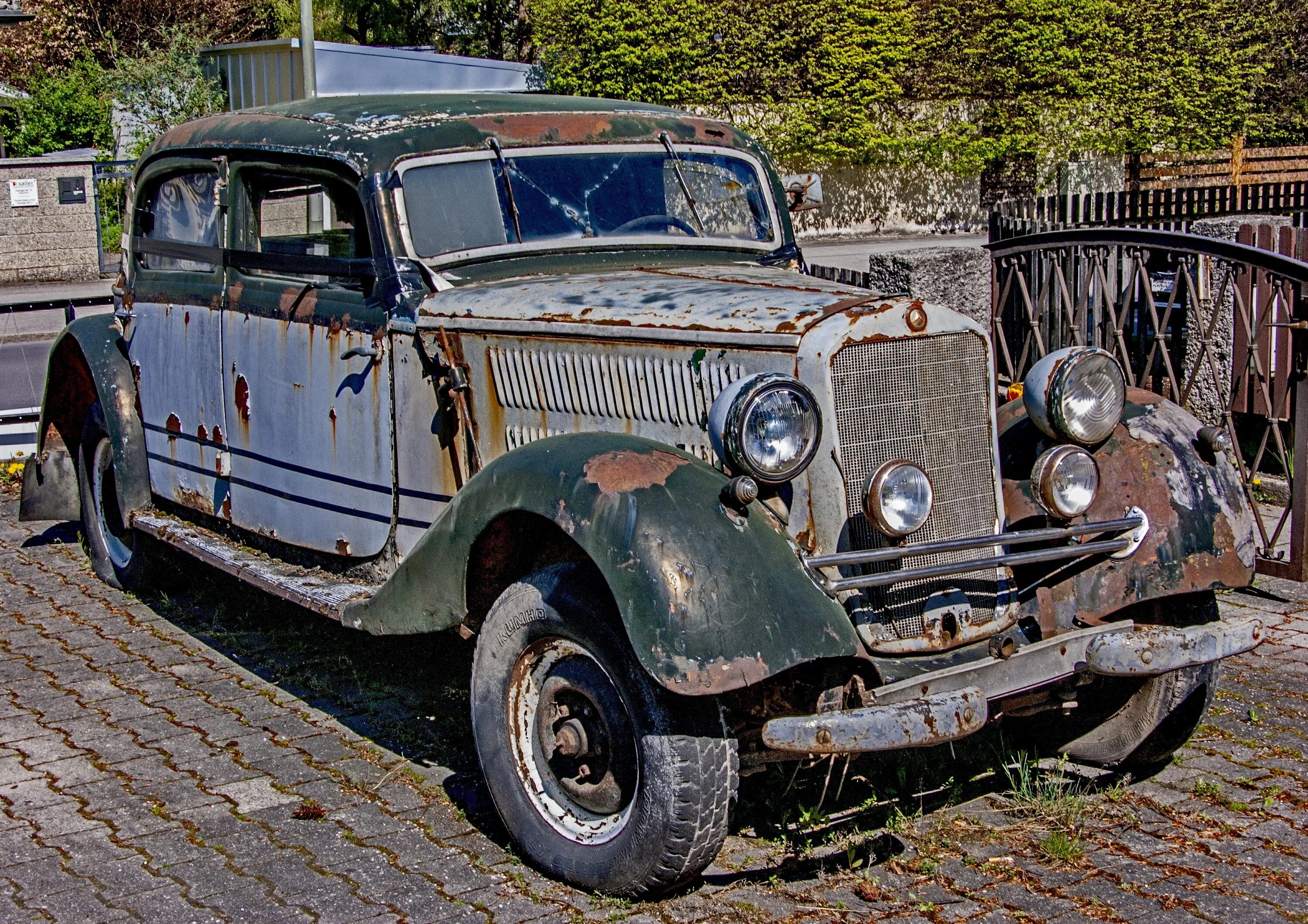 Пробег старых автомобилей. Mercedes Benz 1115 old. Старинные машины. Старинный Мерседес. Старые ретро машины.