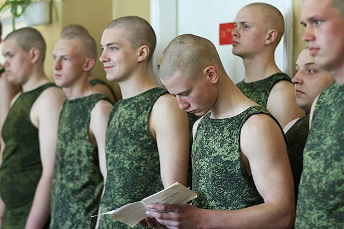 Призывник. Русский военкомат. Военная комиссия. Поправку о реестре воинского учёта;. Лысый в армии.