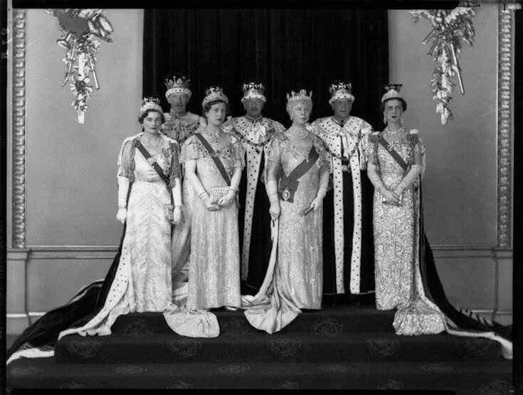 Queen george. Плакаты группы квин. George michael - live in london постер. Queen george. George michael freddie mercury.