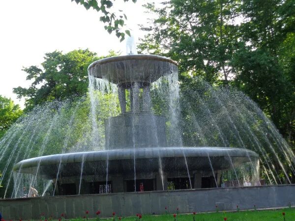 Сквер девичьего поля москва. Фонтан девичье поле. Фонтан в сквере девичьего поля. Фонтан девичье поле. Фонтан девичье поле.