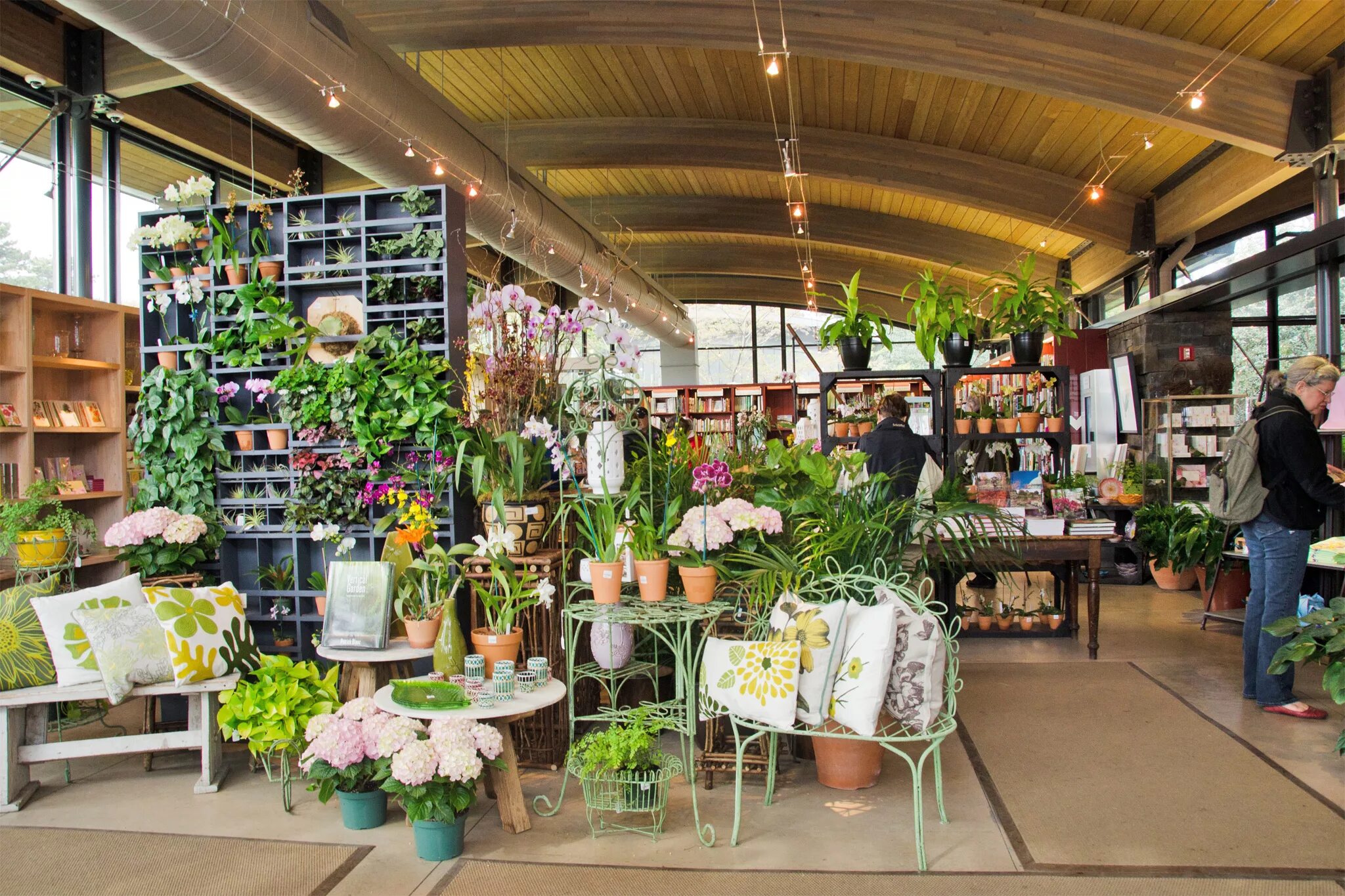 Хоть весь цветочный магазин. Интерьер цветочного магазина. Садово цветочный магазин. Интерьер садового магазина.