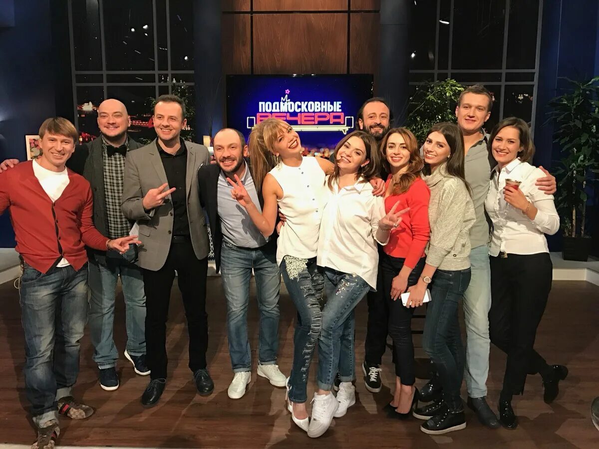 Программу веселый вечер. Дискотека фон. Развлекательные мероприятия для молодежи. Программу веселый вечер. Тусовка молодежи.