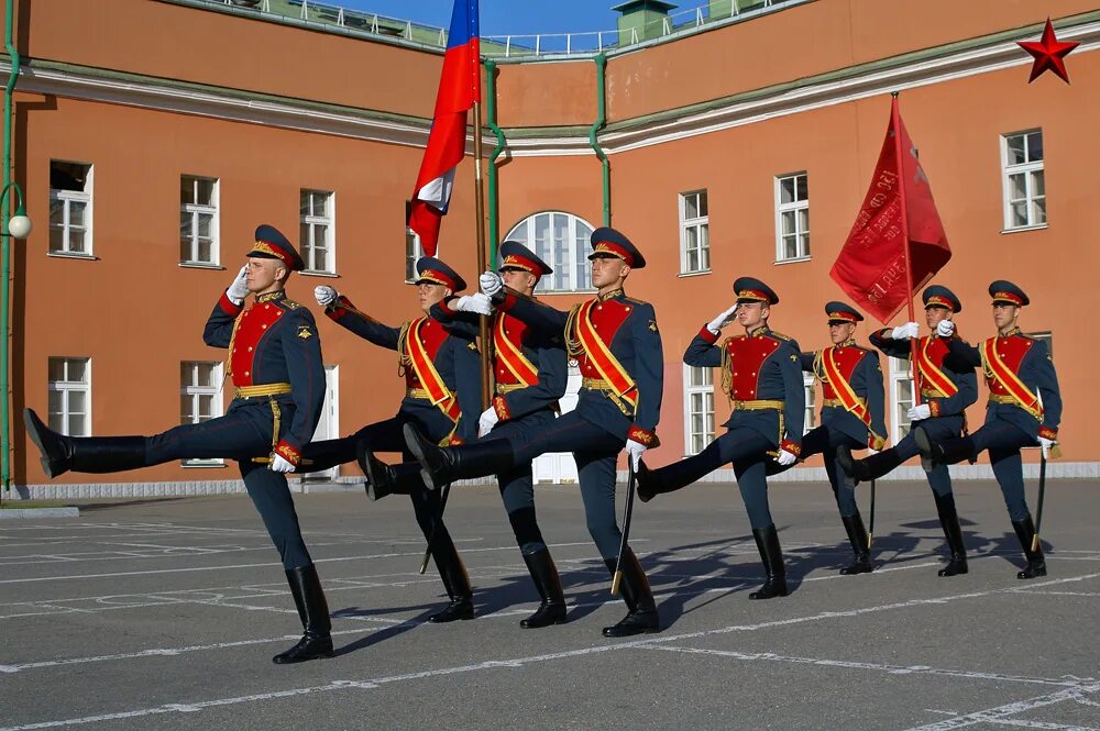 Знаменная группа на параде Победы. Знаменная группа Преображенского полка. Знамённая группа вынос флага. Форма знаменной группы.