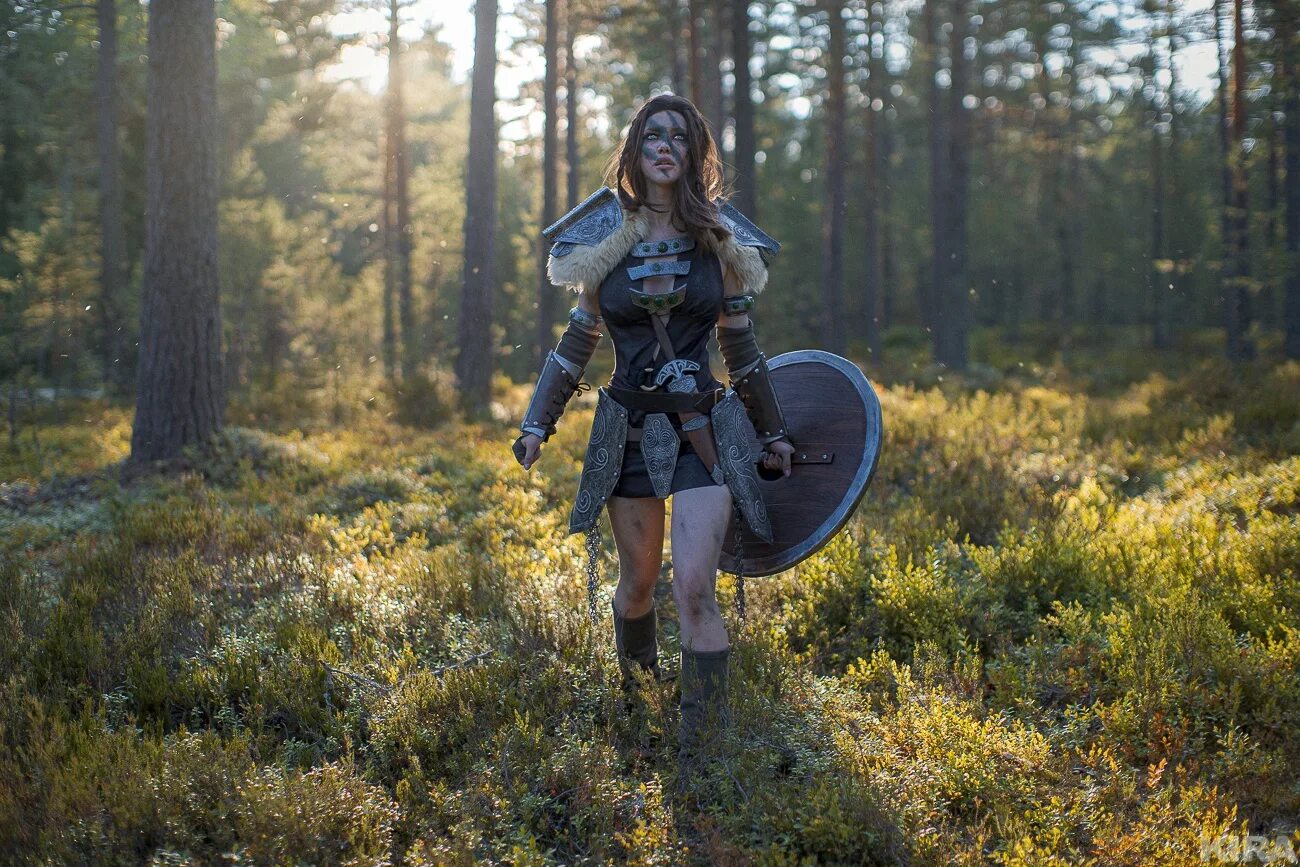 Ирина мейер эйла охотница. Охотница 7. Изольда скайрим косплей. Эйла (2017). Диана джейн охотница.