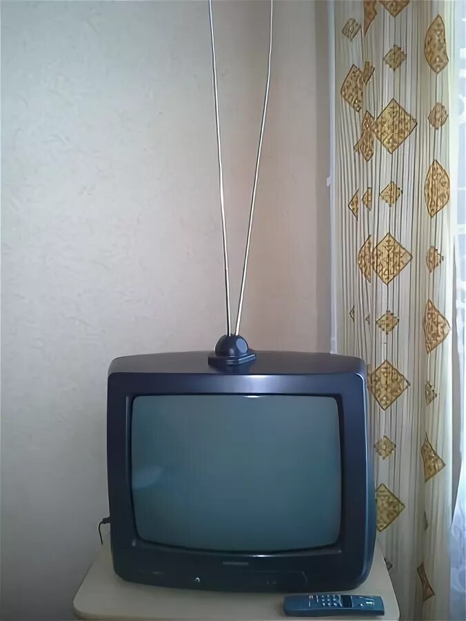 Старый телевизор 20 каналов. Телевизор Рубин 106 комнатная антенна. Старый телевизор с антенной. Маленький телевизор с антенной. Старая антенна для телевизора.